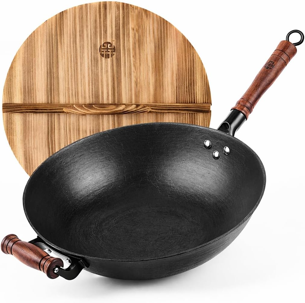 WANGYUANJI Cast Iron Wok Pan 13.4 Inch, Flat Bottom Chinese Stir Fry Wok with Wooden Lid & Handle, Textured Uncoated Large Wok Skillet for Induction Cooktop, Gas & Electric, Seasoning Recommended